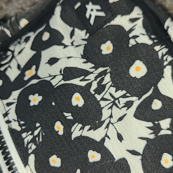 Thread Black and White Floral Crossbody Bag - Picture 6 of 7